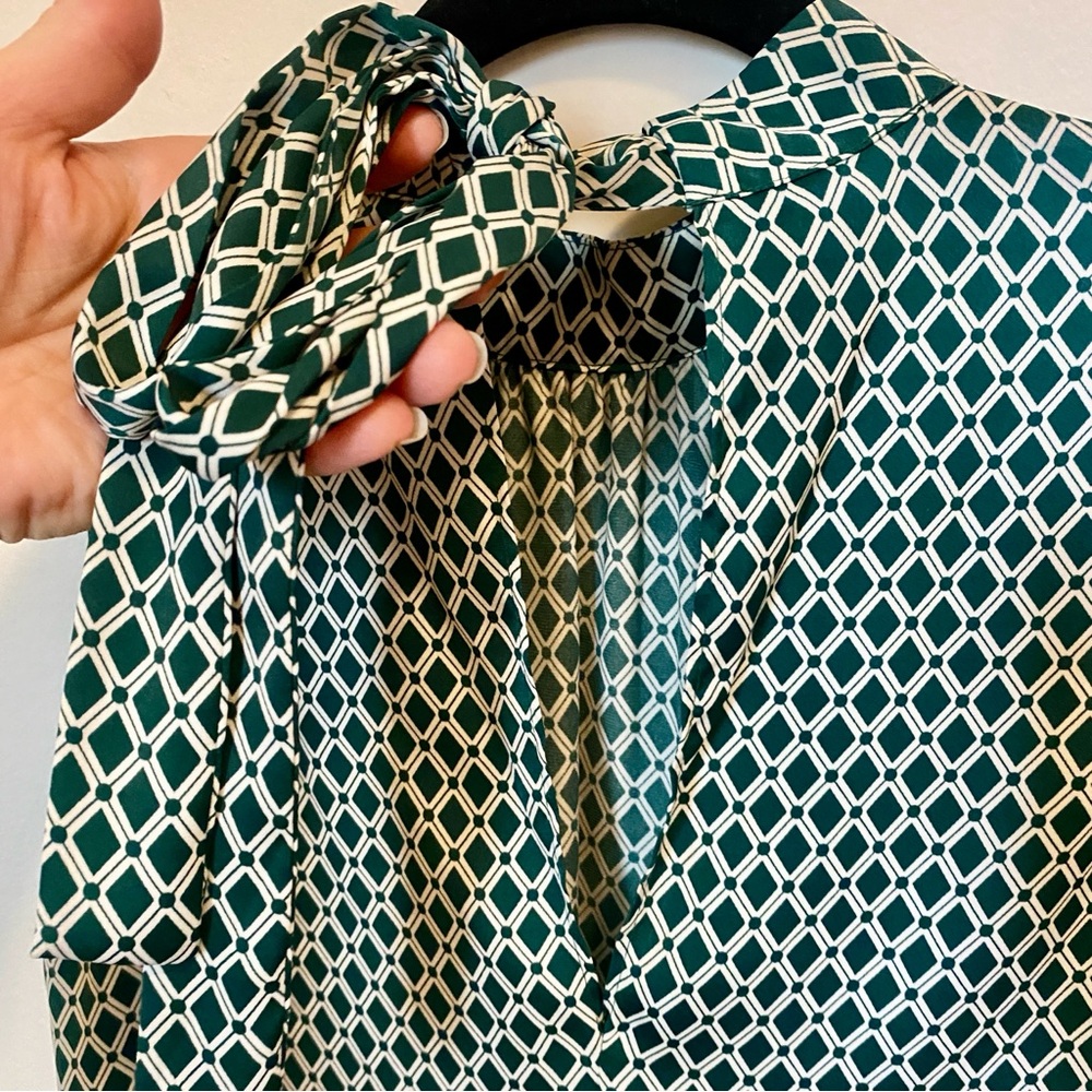 Green Geometric Sleeveless Top with super cute tie neck - Picture 3 of 4